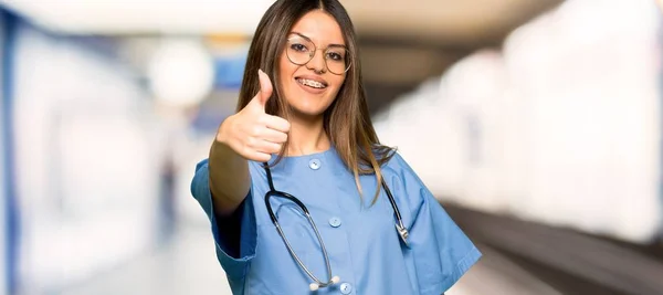 Молодая Медсестра Показывает Большой Палец Вверх Потому Больнице Произошло Хорошее — стоковое фото