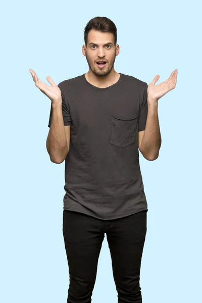 Hombre Con Camisa Negra Con Expresión Facial Impactada Sobre Fondo —  Fotos de Stock