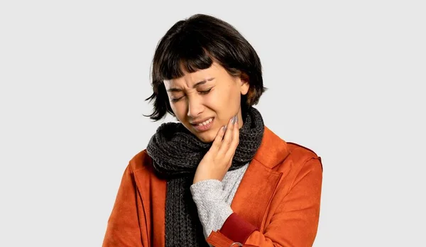 Mulher Cabelo Curto Com Casaco Com Dor Dente Fundo Cinza — Fotografia de Stock