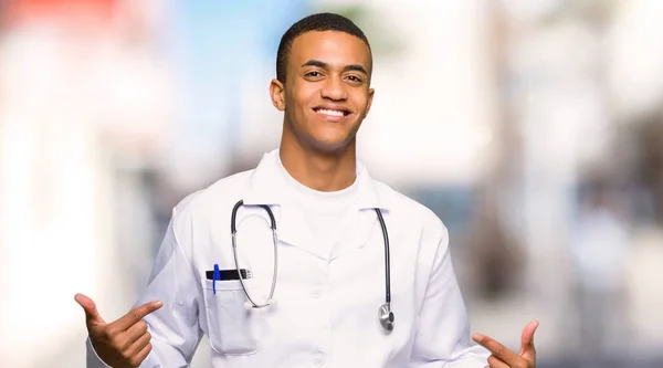 若いアフロ アメリカ人医師の誇りと自己満足で自分を愛するアウトドアでのコンセプト — ストック写真