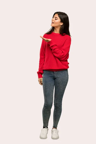 Pełnej Długości Strzał Nastolatek Dziewczyny Czerwony Sweter Przedstawiając Pomysł Jednocześnie — Zdjęcie stockowe