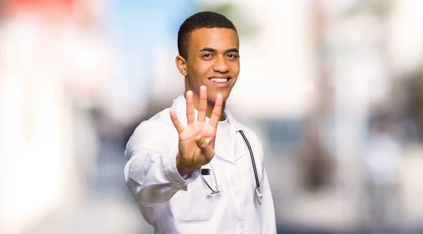 Молодой Афро Американец Доктор Счастлив Считает Четверых Пальцами Улице — стоковое фото