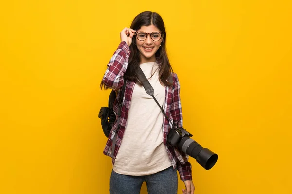 Sarı Duvar Gözlüklü Sürpriz Bir Fotoğrafçı Genç Kıza — Stok fotoğraf