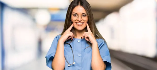 年轻的护士微笑着 在医院里愉快而愉快的表情 — 图库照片