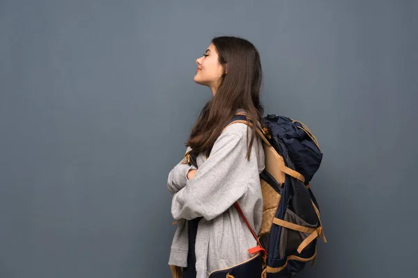 Adolescente Viajante Menina Sobre Parede Posição Lateral — Fotografia de Stock