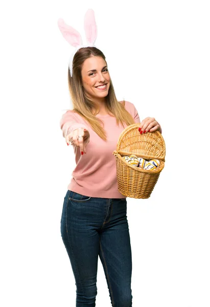 Junge Frau Mit Hasenohren Ostern Zeigt Mit Dem Finger Auf — Stockfoto