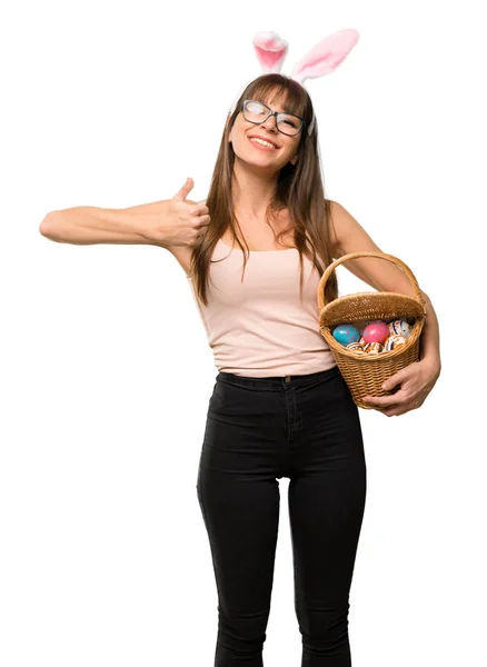 Junge Frau Mit Hasenohren Für Die Osterfeiertage Gibt Eine Daumen — Stockfoto