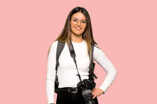 Joven Fotógrafa Posando Con Los Brazos Cadera Sonriendo Sobre Fondo — Foto de Stock