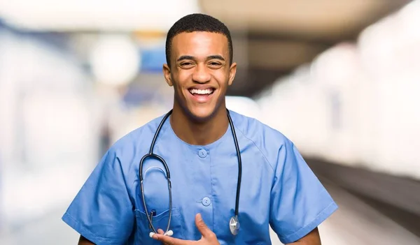 Cirujano Médico Hombre Sonriendo Mucho Mientras Pone Las Manos Pecho —  Fotos de Stock