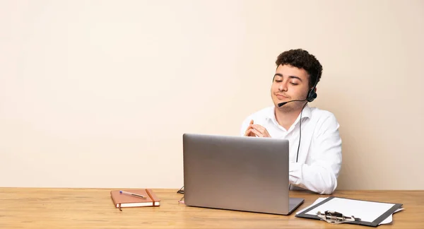 Hombre Telemarketer Maquinando Algo —  Fotos de Stock