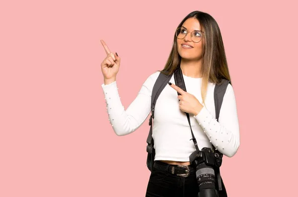 Jonge Fotograaf Vrouw Aan Wijzen Met Wijsvinger Zoek Geïsoleerde Roze — Stockfoto