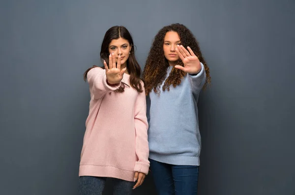 Adolescente Amigos Fazendo Parar Gesto Negando Uma Situação Que Pensa — Fotografia de Stock