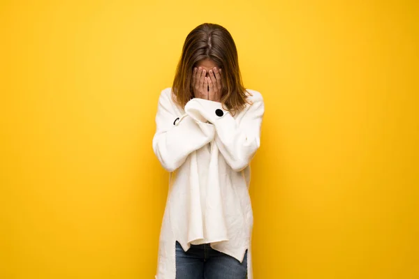 Femme Blonde Sur Mur Jaune Avec Une Expression Fatiguée Malade — Photo