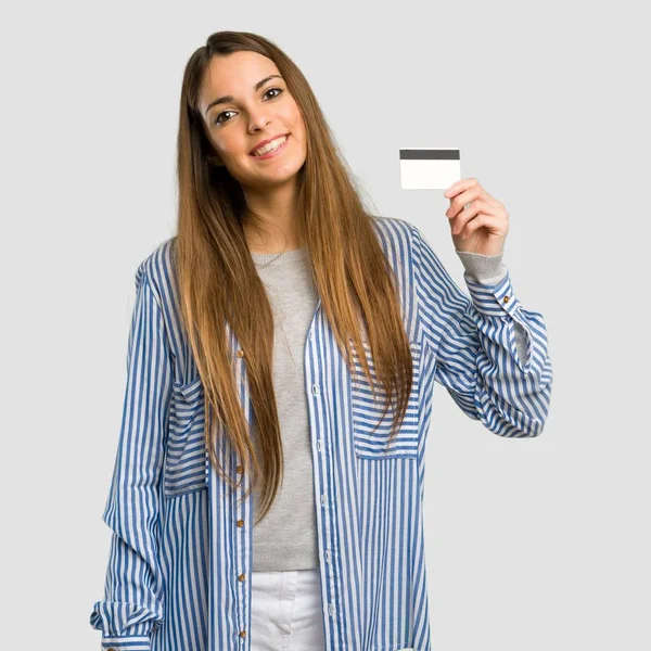 Giovane Ragazza Con Camicia Righe Possesso Una Carta Credito Sfondo — Foto Stock