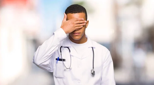 Giovane Afro Americano Uomo Medico Che Copre Gli Occhi Dalle — Foto Stock