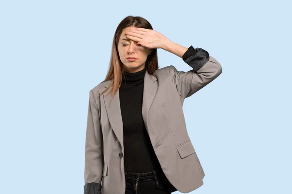 Donna Affari Con Espressione Stanca Malata Sfondo Blu Isolato — Foto Stock