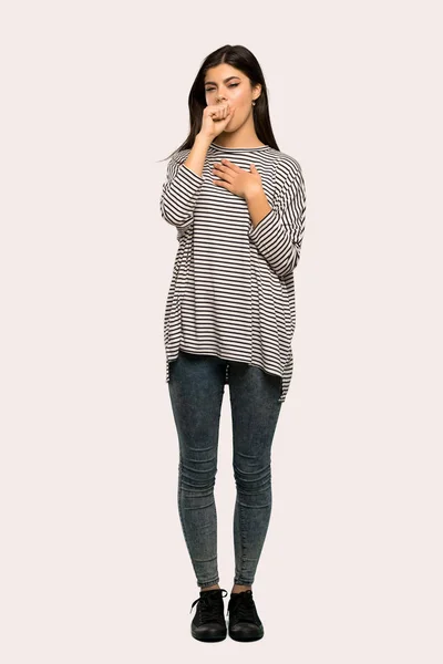Çizgili Gömlekli Bir Genç Kızla Tam Uzunlukta Bir Atış Ile — Stok fotoğraf