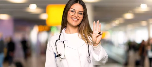 Joven Doctora Feliz Contando Tres Con Los Dedos Hospital — Foto de Stock