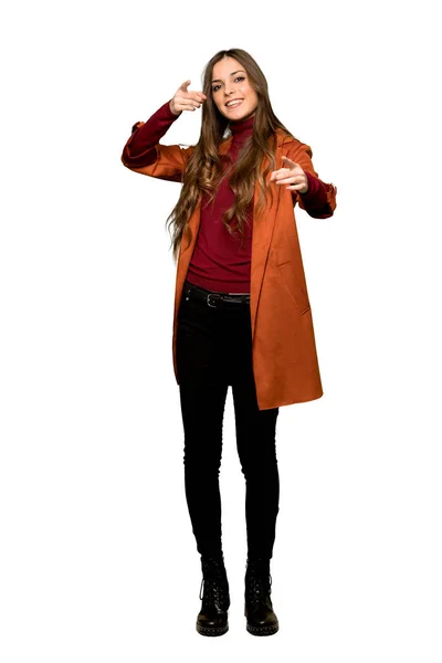 Celovečerní Snímek Mladé Ženy Kabátem Ukazuje Prstem Sebe Zatímco Usmívá — Stock fotografie