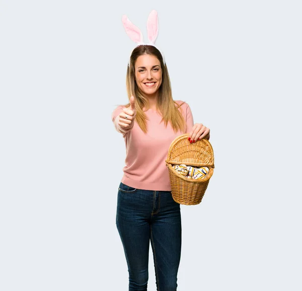 Молода Жінка Кролячих Вухах Великодні Канікули Дає Великі Пальці Вгору — стокове фото