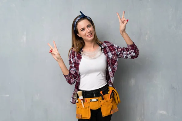 Artesãos Eletricista Mulher Sorrindo Mostrando Sinal Vitória Com Ambas Mãos — Fotografia de Stock