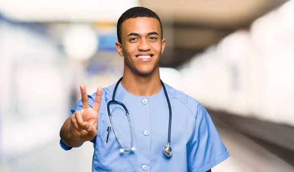 Medico Chirurgo Uomo Sorridente Mostrando Segno Vittoria Ospedale — Foto Stock