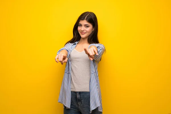 Adolescente Chica Sobre Amarillo Pared Señala Dedo Usted Mientras Sonríe —  Fotos de Stock