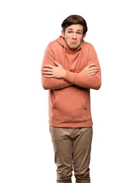 Mężczyzna Nastolatek Bluza Podejmowania Gest Wątpliwości Podczas Podnoszenia Ramion Białym — Zdjęcie stockowe