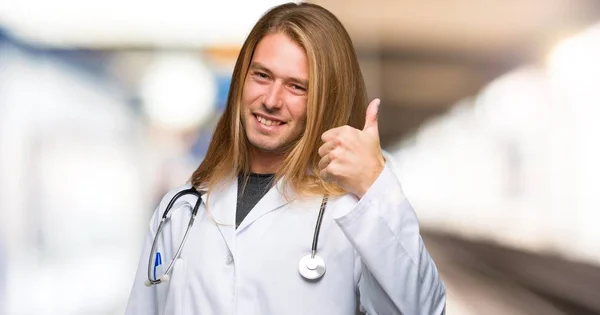 病院で起こっている何か良いので 親指ジェスチャーを与える医師男 — ストック写真