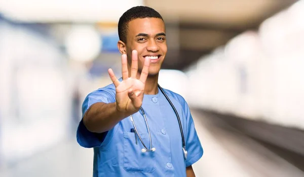 Chirurg Dokter Man Gelukkig Tellen Vier Met Vingers Een Ziekenhuis — Stockfoto