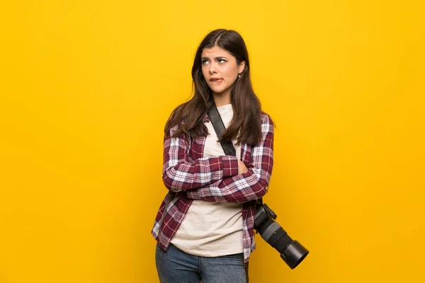 Dospívající Dívka Přes Žlutou Zeď Výrazem Obličeje Zmást Při Kousnutí — Stock fotografie
