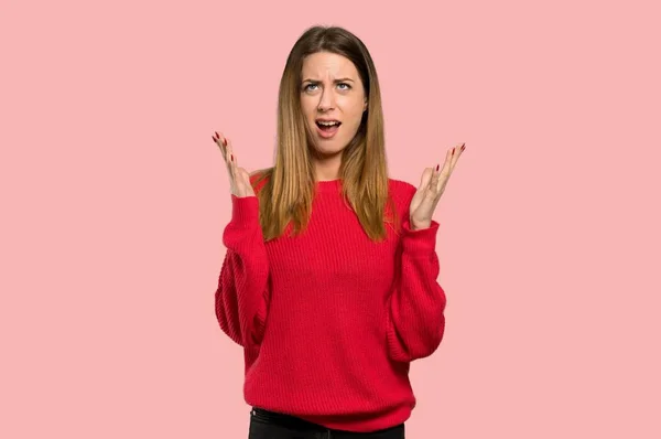 赤いセーター分離ピンク背景に悪い状況に不満を持つ若い女性 — ストック写真