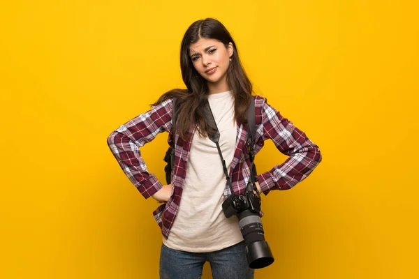 Photographer Teenager Girl Yellow Wall Angry — Stock Photo, Image