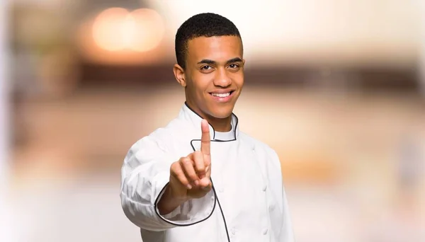 Молодих Афро Американський Шеф Кухар Людина Показ Нічого Роблячи Unfocused — стокове фото