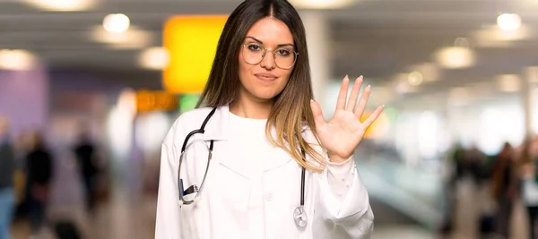 Jovem Médica Contando Cinco Dedos Hospital — Fotografia de Stock