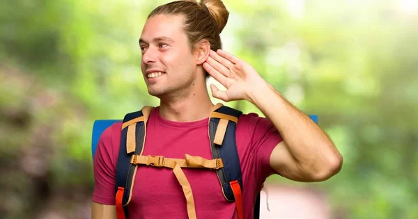 Turysta Człowiek Góry Backpacker Słuchając Coś Poprzez Umieszczenie Strony Ucho — Zdjęcie stockowe