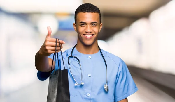 Sebész Orvos Ember Tartja Sok Bevásárló Táskák Kórházban — Stock Fotó