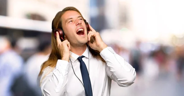 Blond Zakenman Met Lange Haren Luisteren Naar Muziek Met Een — Stockfoto