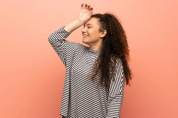 Chica Adolescente Sobre Pared Rosa Dado Cuenta Algo Intención Solución —  Fotos de Stock