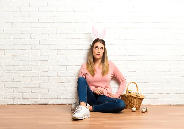 Junge Frau Mit Hasenohren Den Osterferien Mit Zweifeln Und Verwirrtem — Stockfoto