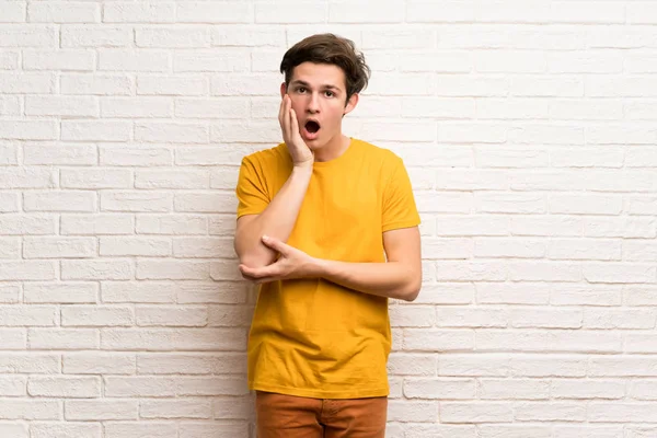 Teenager Man White Brick Wall Surprised Shocked While Looking Right — Stock Photo, Image
