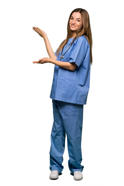 Молодая Медсестра Протягивает Руки Сторону Приглашения Прийти Изолированном Фоне — стоковое фото