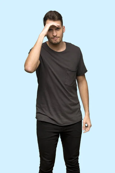 Man Black Shirt Looking Far Away Hand Look Something Blue — Stock Photo, Image