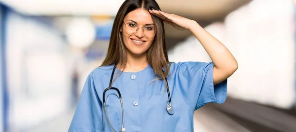 Jovem Enfermeira Cumprimentando Com Mão Hospital — Fotografia de Stock