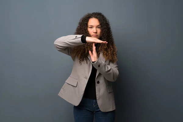 Tonåring Flicka Över Blå Vägg Gör Timeout Gest — Stockfoto