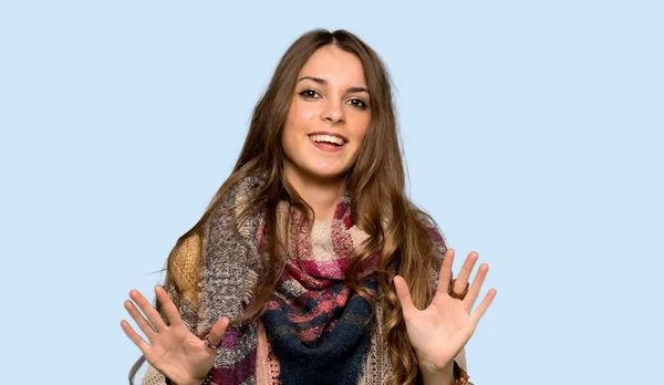 Jovem Hippie Mulher Sorrindo Sobre Fundo Azul Isolado — Fotografia de Stock