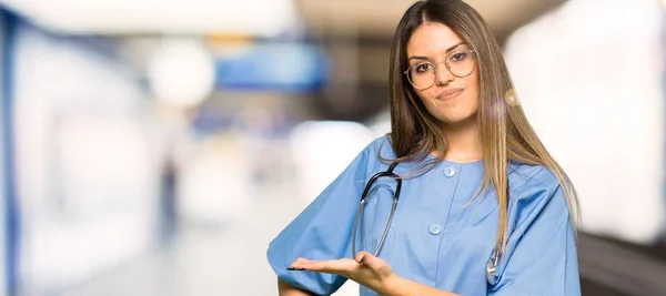 Молодая Медсестра Представляет Идею Глядя Улыбаясь Сторону Больнице — стоковое фото