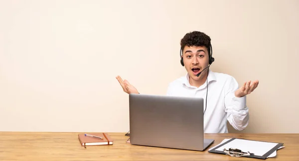 Telefonförsäljare Man Med Chockade Ansiktsuttryck — Stockfoto