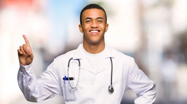 Młodzieniec Afro Amerykański Lekarz Wyświetlono Podnoszenia Palca Znak Najlepszy Zewnątrz — Zdjęcie stockowe