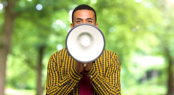 Joven Afroamericano Gritando Través Megáfono Para Anunciar Algo Parque — Foto de Stock